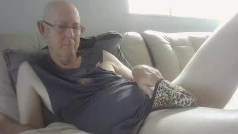 Snapshot of largerthan chatting on 15, 2, 2026 largerthan- say hi on entry online show from 15, 2, 2026