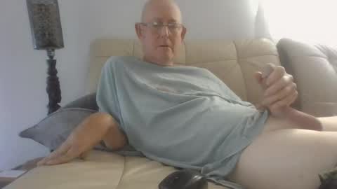 Snapshot of largerthan chatting on 23, 4, 2026 largerthan- say hi on entry online show from 23, 4, 2026