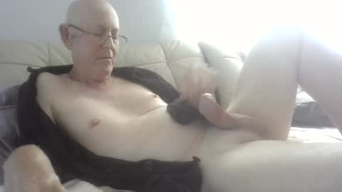 Snapshot of largerthan chatting on 23, 5, 2026 largerthan- say hi on entry online show from 23, 5, 2026