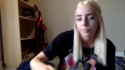 Snapshot of latenightkash chatting on 6, 3, 2026 Roxy blue online show from 6, 3, 2026