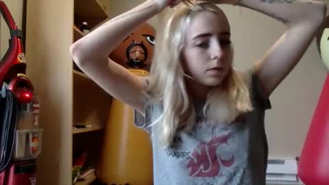 Snapshot of latenightkash chatting on 12, 3, 2026 Roxy blue online show from 12, 3, 2026