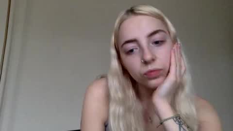 Snapshot of latenightkash chatting on 19, 3, 2026 Roxy blue online show from 19, 3, 2026