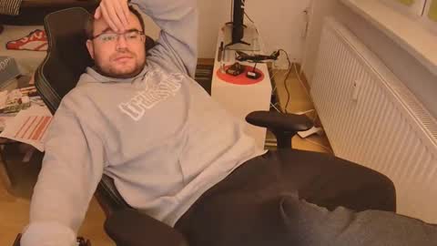 latexboy893 online show from 17, 12, 2025