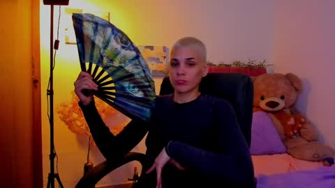 Snapshot of laura_r23 chatting on 2, 4, 2026 Laura Rose online show from 2, 4, 2026
