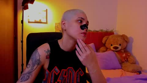 Snapshot of laura_r23 chatting on 2, 4, 2026 Laura Rose online show from 2, 4, 2026