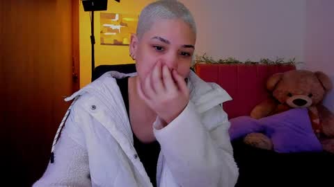 Snapshot of laura_r23 chatting on 5, 4, 2026 Laura Rose online show from 5, 4, 2026