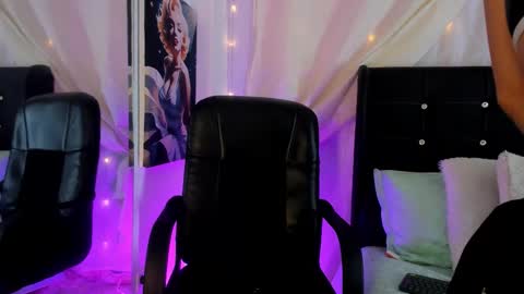 Snapshot of laurablue_ chatting on 20, 10, 2025 Laura Blue online show from 20, 10, 2025