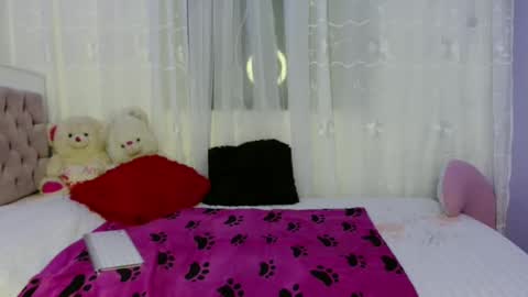 Snapshot of lauracb_ chatting on 5, 12, 2024 lauracb          online show from 5, 12, 2024