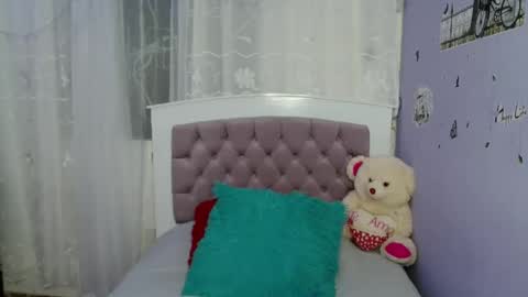 Snapshot of lauracb_ chatting on 5, 1, 2025 lauracb          online show from 5, 1, 2025