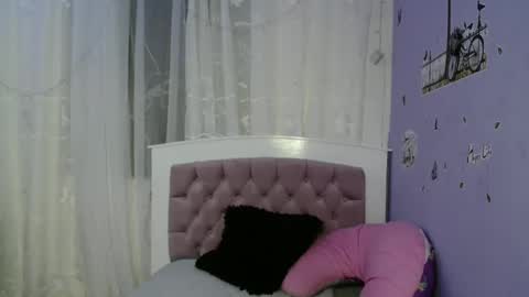 Snapshot of lauracb_ chatting on 12, 1, 2025 lauracb          online show from 12, 1, 2025