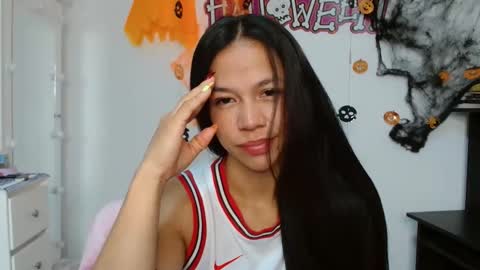 Snapshot of lauracb_ chatting on 19, 10, 2025 lauracb          online show from 19, 10, 2025