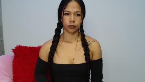 Snapshot of lauracb_ chatting on 21, 10, 2025 lauracb          online show from 21, 10, 2025