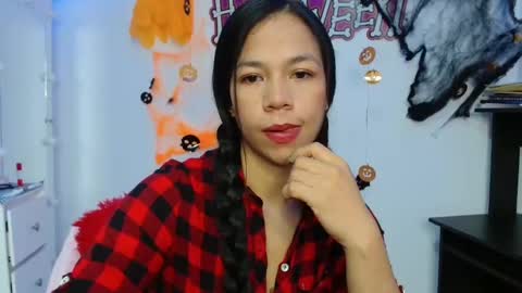 Snapshot of lauracb_ chatting on 22, 10, 2025 lauracb          online show from 22, 10, 2025