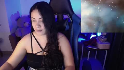 Snapshot of laurahawkes chatting on 1, 3, 2025 laura online show from 1, 3, 2025