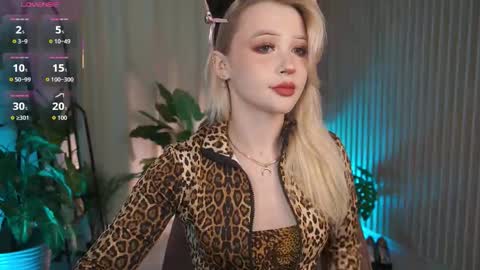 Snapshot of laurawifeness chatting on 17, 9, 2025  Laura  online show from 17, 9, 2025