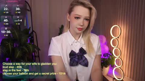 Snapshot of laurawifeness chatting on 2, 10, 2025  Laura  online show from 2, 10, 2025