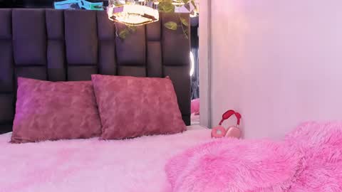 Snapshot of laurenblonde22 chatting on 13, 1, 2025 Lauren Blonde online show from 13, 1, 2025