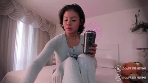 Lauren Saenz online show from 6, 3, 2025