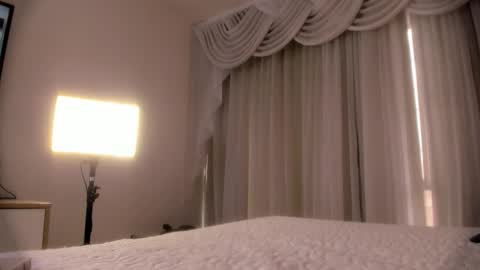 Lauren Saenz online show from 12, 9, 2025