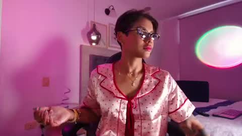 Lauren Saenz online show from 15, 7, 2026