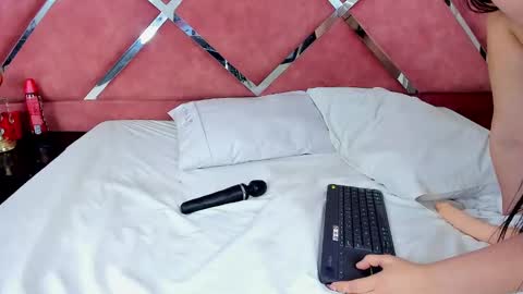 LauryJonson  online show from 8, 2, 2025