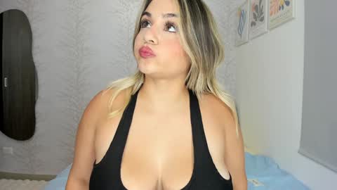 Snapshot of layla_vanegas chatting on 13, 12, 2024 Layla Vanegas online show from 13, 12, 2024