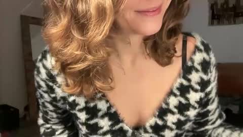 Leah Sparkles online show from 17, 12, 2025