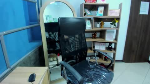 Snapshot of leilasmith_ chatting on 31, 10, 2025 Leila online show from 31, 10, 2025