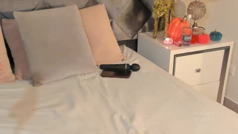 Leizathompson online show from 28, 10, 2025