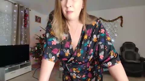 Snapshot of lelena1319 chatting on 17, 12, 2024 YOUR ELENA online show from 17, 12, 2024