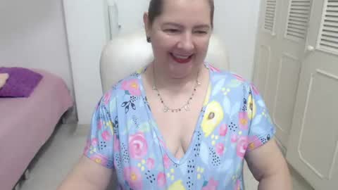 leonela   online show from 2, 7, 2026