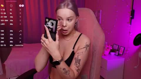 Snapshot of leslie_caronn chatting on 23, 3, 2026 Stacey online show from 23, 3, 2026