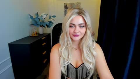 Snapshot of lesliemineg chatting on 11, 9, 2025 lesliemineg online show from 11, 9, 2025