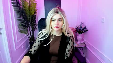 Snapshot of lesliemineg chatting on 8, 10, 2025 lesliemineg online show from 8, 10, 2025