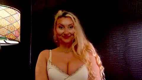 Snapshot of leticiareys chatting on 25, 11, 2025 leticiareys online show from 25, 11, 2025