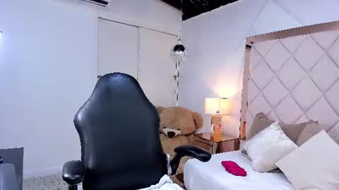 Lia  online show from 12, 7, 2026