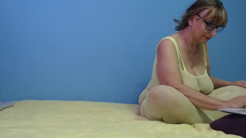 Snapshot of lilhy_mcfly chatting on 19, 12, 2024 lilieth online show from 19, 12, 2024