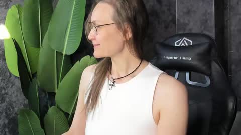 lillian_white1 online show from 3, 5, 2026