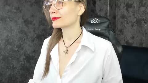 lillian_white1 online show from 16, 6, 2026
