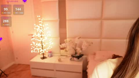 Lilly Colins online show from 7, 5, 2026