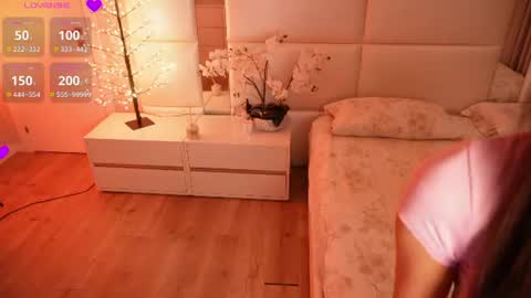 Lilly Colins online show from 13, 7, 2026