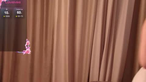 Snapshot of lilly_royse chatting on 22, 10, 2025 lilly_royse online show from 22, 10, 2025