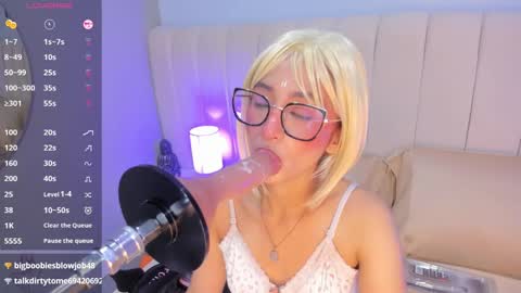 linda_sofi__ online show from 6, 3, 2025