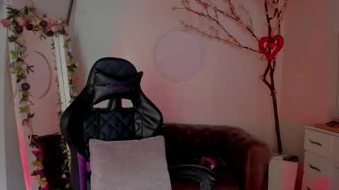 Lindsay    online show from 12, 5, 2026