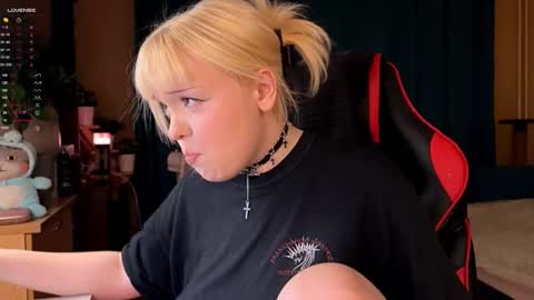 -Lisa- Help me to reach 100 thumbs up3 online show from 9, 10, 2025