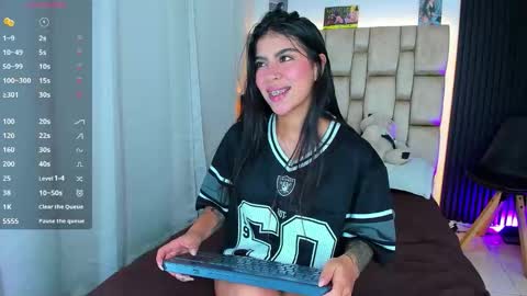 Sophie ---- connected from 1400 to 2100 Colombia time online show from 1, 11, 2025