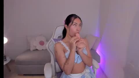 Snapshot of little_xioo chatting on 4, 11, 2025 Xiom online show from 4, 11, 2025