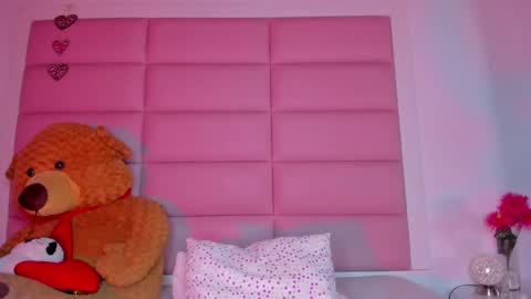 Snapshot of littlee_emma_ chatting on 2, 2, 2025 littlee_emma_ online show from 2, 2, 2025