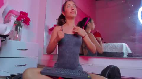 Snapshot of littlee_emma_ chatting on 3, 2, 2025 littlee_emma_ online show from 3, 2, 2025