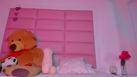 Snapshot of littlee_emma_ chatting on 8, 2, 2025 littlee_emma_ online show from 8, 2, 2025